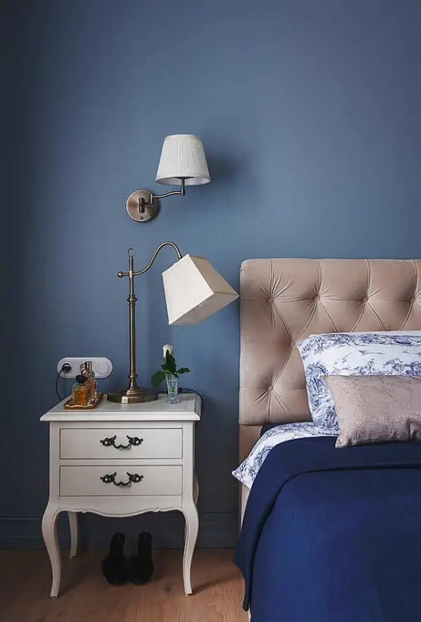 quarto azul decorado com criado mudo com design retrô Foto HomeDecor