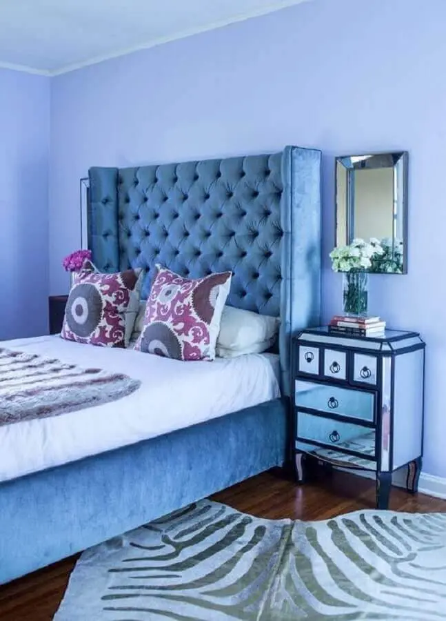 quarto azul decorado com criado mudo espelhado e cabeceira capitonê Foto Danovel