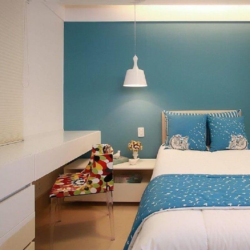 quarto azul turquesa decorado com bancada de estudos e cadeira colorida Foto Orizam Arquitetura