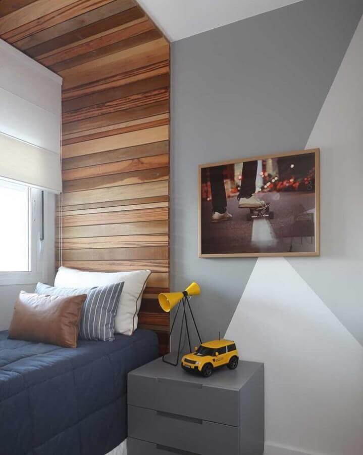quarto cinza e branco decorado com cabeceira de madeira Foto Mandril Arquitetura