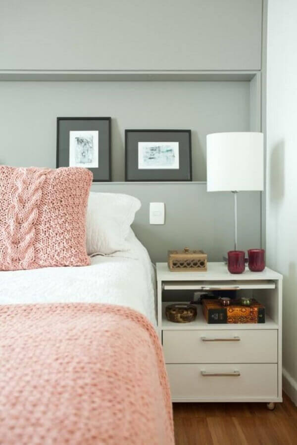 quarto cinza e rosa decorado com criado mudo branco e nicho embutido Foto Casa da Cris
