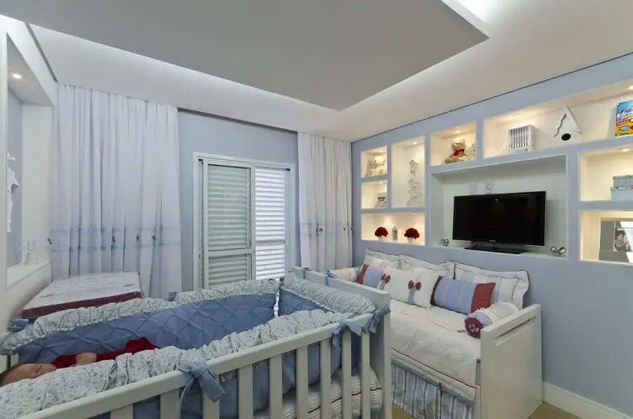 quarto de bebê azul claro decorado com nichos embutidos com iluminação Foto Belissa Corral