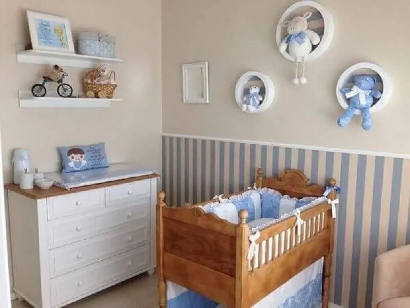 quarto de bebê azul decorado com papel de parede listrado e nichos redondos Foto Julia Lopes Pegoraro