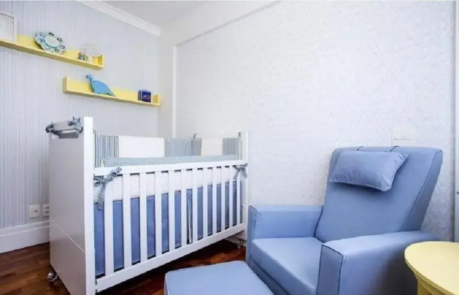 quarto de bebê azul decorado com prateleiras amarelas Foto Liz Arquitetura
