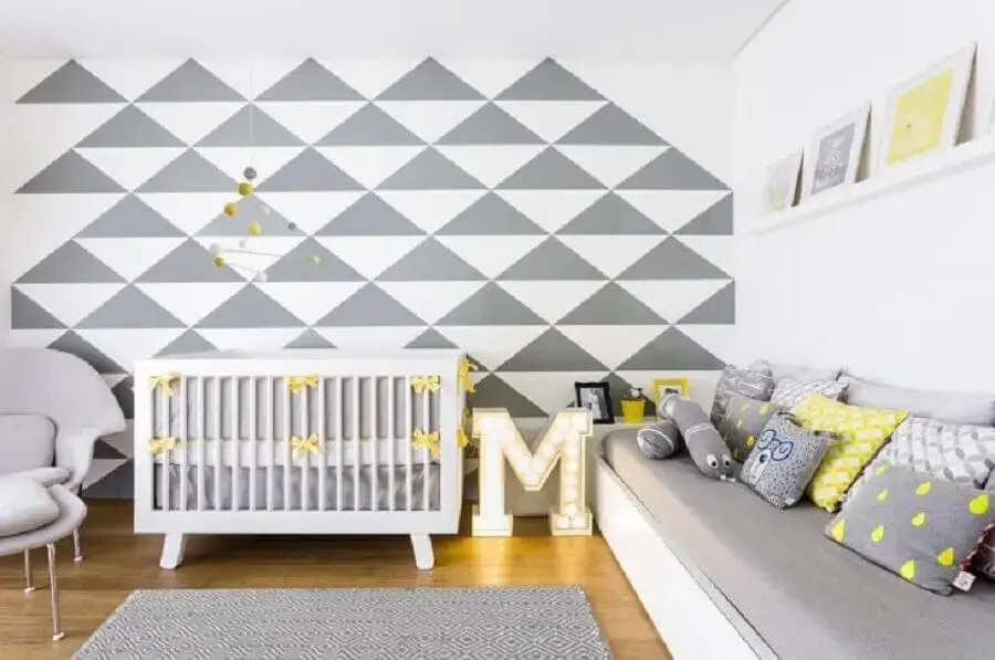 quarto de bebê cinza decorado com detalhes em amarelo Foto Nicole Moas Arquitetura