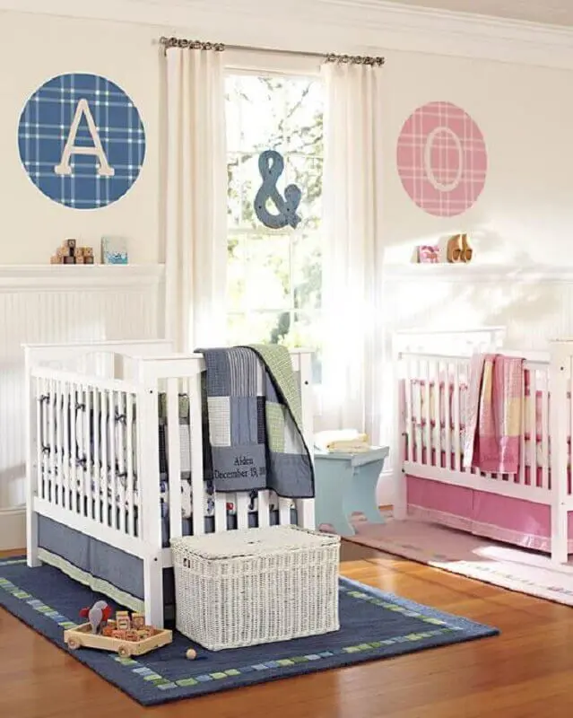quarto de bebê gêmeos casal decorado com detalhes em rosa e azul Foto Pequena Mila