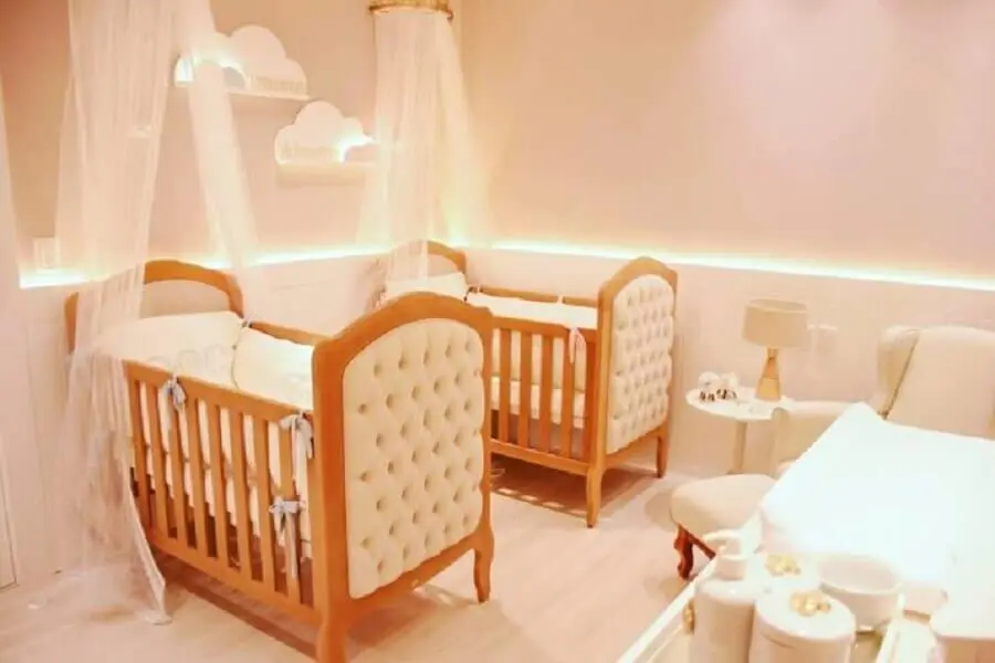 quarto de bebê gêmeos feminino decorado com berço de madeira com acabamento capitonê e luminária de nuvem Foto Gracioli Kids Moveis Infantis
