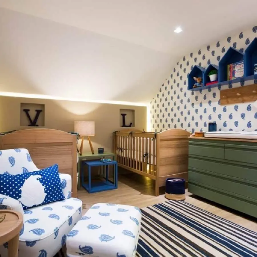 quarto de bebê gêmeos masculino decorado com cômoda verde e tapete listrado azul e branco Foto Entreposto