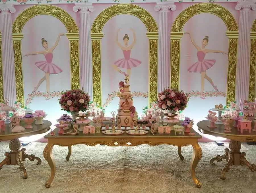 sofisticada decoração festa bailarina rosa e dourada com arranjo de rosas Foto Késia Rodrigues