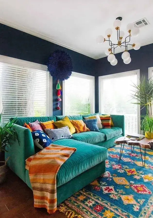sofá verde água para sala decorada com parede azul marinho e almofadas coloridas Foto Silvio Messina