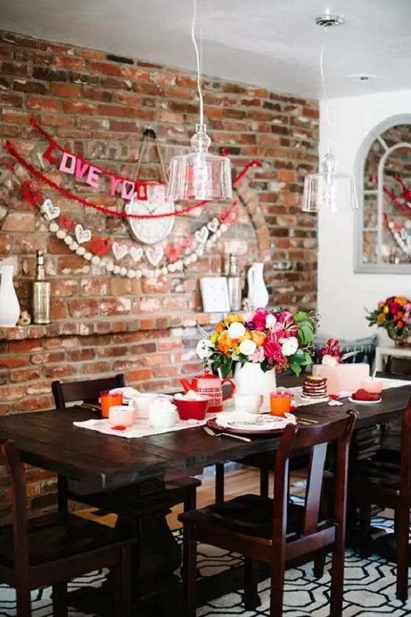 A decoração de dia dos namorados pode se estender na mesa de café da manhã. Fonte: Pinterest
