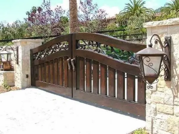 A madeira é usualmente utilizada no portão para entrada de chácara
