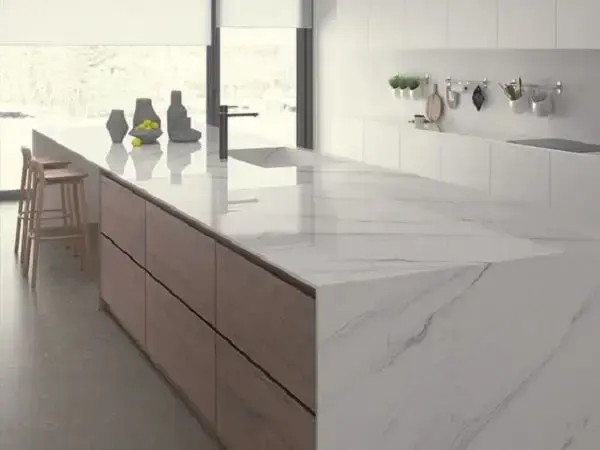 A pia de porcelanato transforma a aparência da cozinha