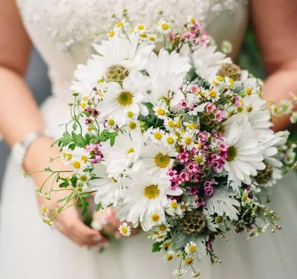 Buquê de flores brancas para noiva