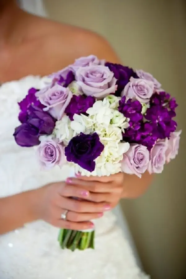 Buquê de flores com tons de roxo. Fonte: Casar é um Barato