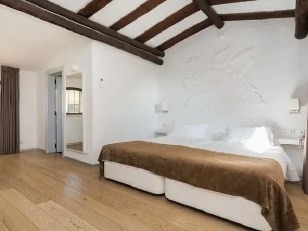 Casa rústica com detalhe de madeira no teto do dormitório