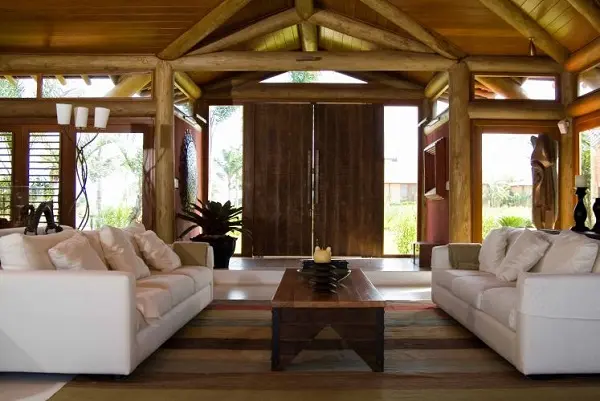 Casa rústica com detalhes de madeira e vidro