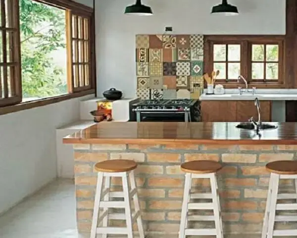 Casa rústica simples com bancada de tijolo aparente