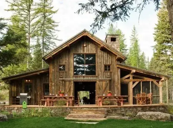 Casas de madeira rústicas são ideais para o campo
