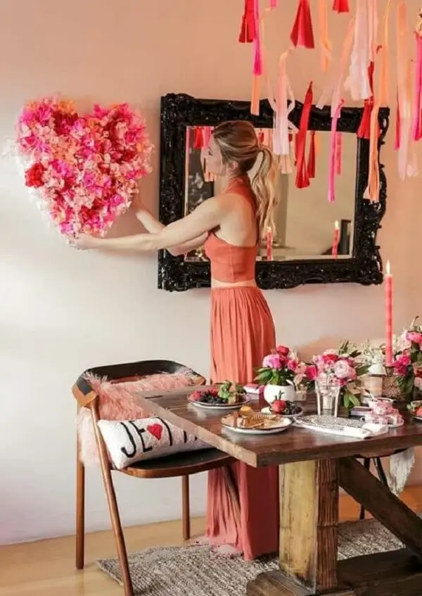 Com elementos criativos e artesanais é possível criar uma linda decoração de dia dos namorados. Fonte: Pinterest