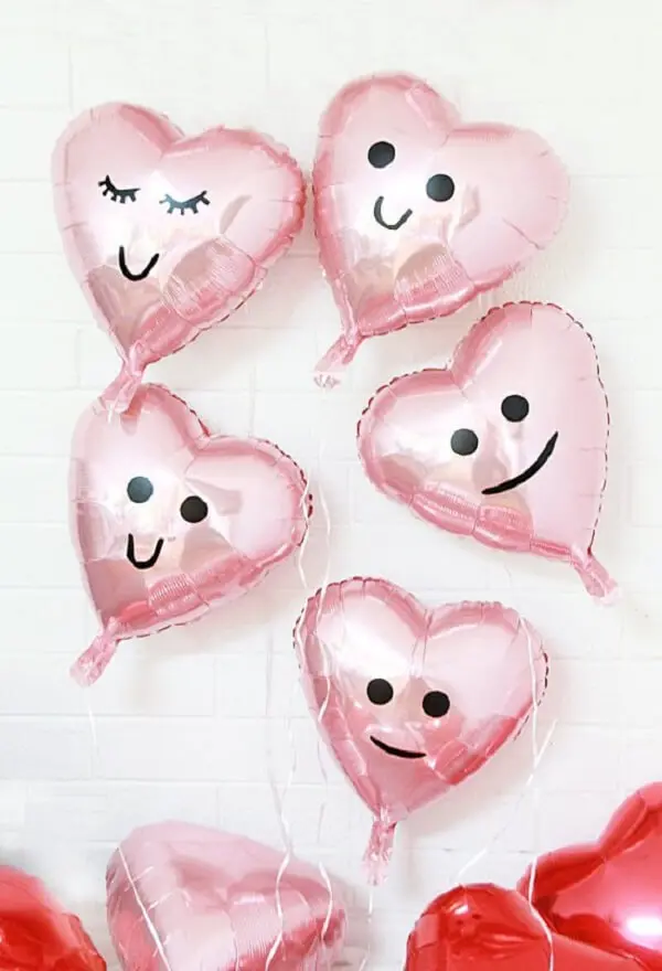 Corações com emoji deixam o ambiente ainda mais divertido e romântico. Fonte: Pinterest