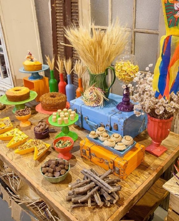 Decoração de festa junina colorida e tematica
