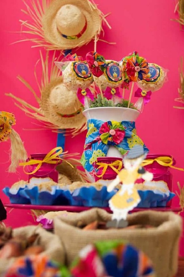 Decoração de festa junina com chapeu de palha