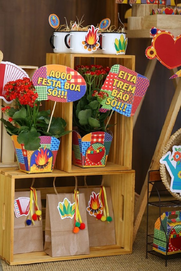 Decoração de festa junina com vasos de flores