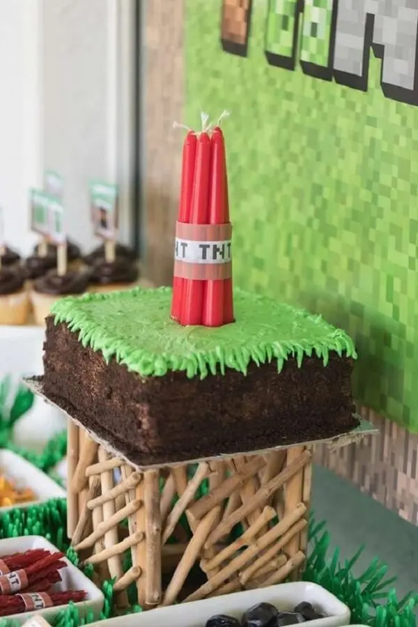 Decoração de bolo simples com tema festa minecraft