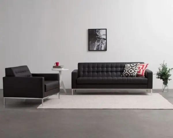 Decoração minimalista de sala com sofá preto