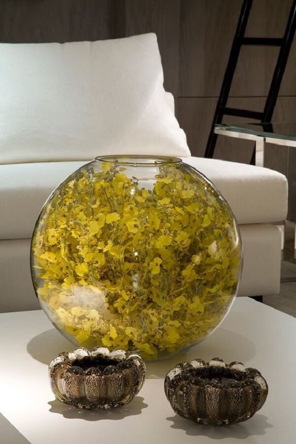 Decore a sala de estar com plantas artificiais na cor amarela
