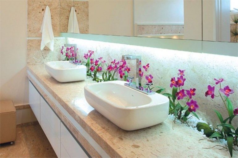 Decore o banheiro com plantas artificiais