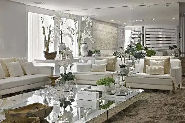 Design clean com elementos decorativos incluídos plantas artificiais