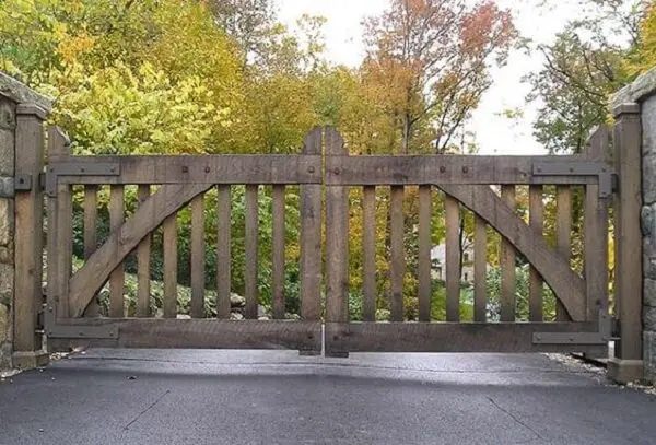 Entrada de chácara com portão de madeira simples