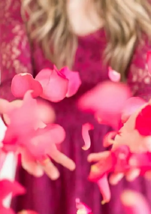Espalhe pétalas de rosas pelos ambientes da casa. Fonte: Pinterest
