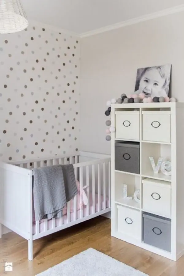Estante para quarto de bebê com nichos para caixas e piso vinílico