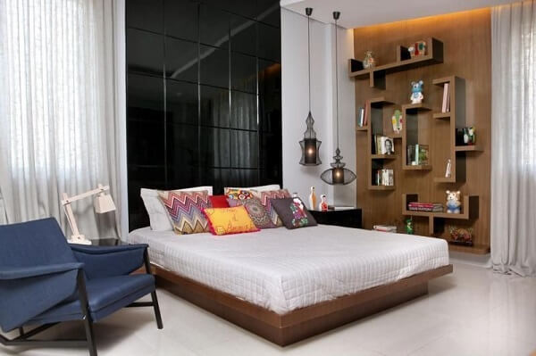 Estante de quarto de casal feito de madeira com design criativo
