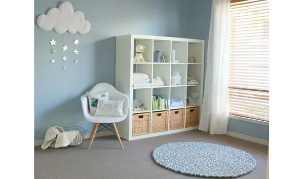 Estante para quarto de bebê com diversos nichos vazados