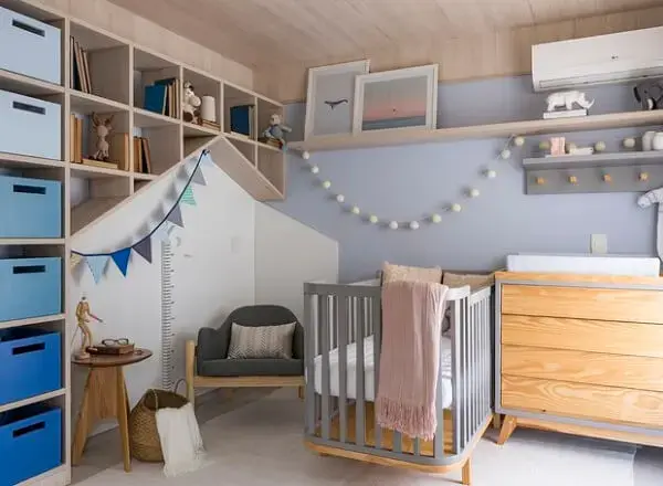 Estante para quarto de bebê embutida na parede
