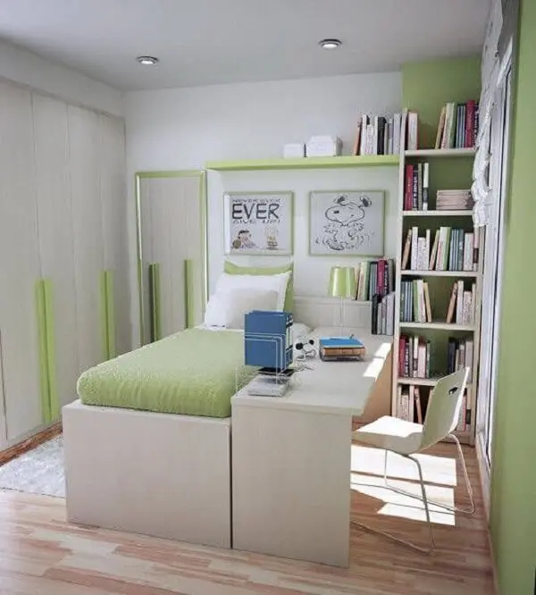 Estante verde com livros e cadeira metálica branca