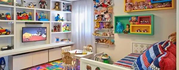 Incorpore na decoração várias estantes para quarto infantil