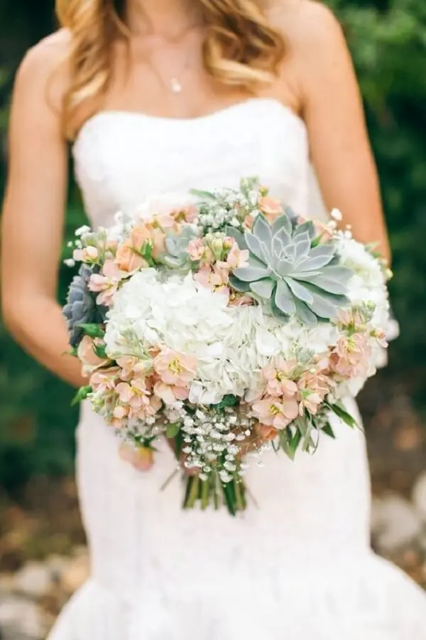 Inove no dia do casamento e invista em um buquê de flores com suculentas. Fonte: The Inspired Bride