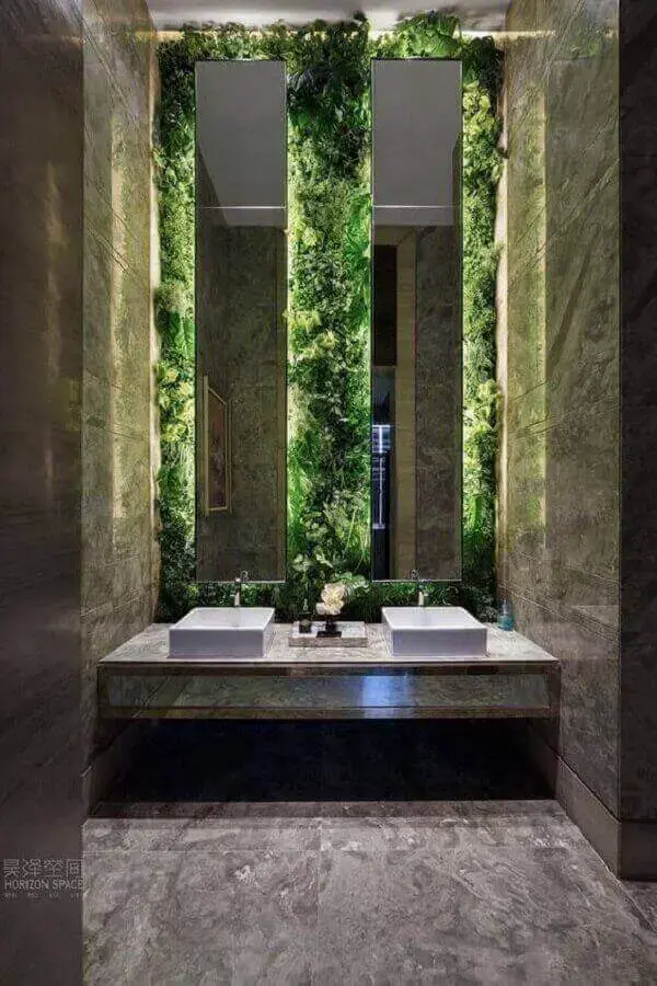 Jardim vertical com plantas artificiais encantam a decoração do banheiro