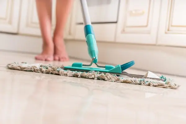 Como limpar piso porcelanato sem danificá-lo