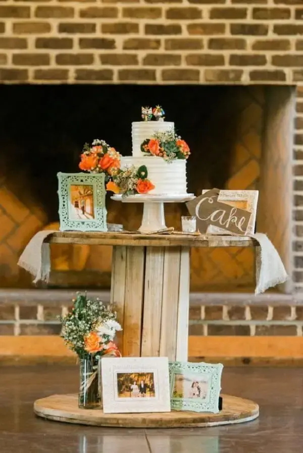 Mesa de carretel utilizada na decoração de casamento
