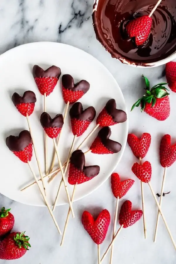 Morangos e chocolate formam uma deliciosa combinação no dia dos namorados. Fonte: Pinterest