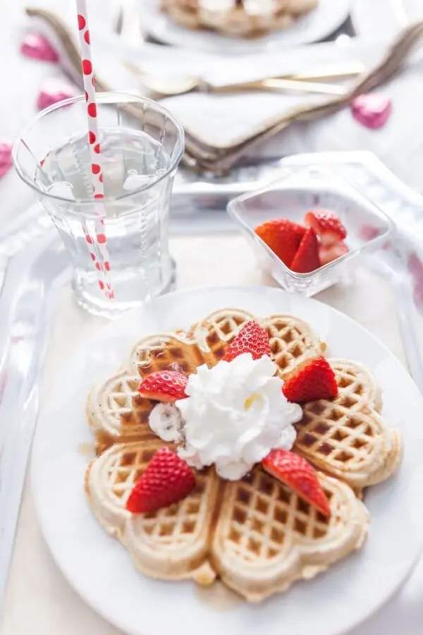 O waffle em forma de coração transborda romantismo e completa a decoração de dia dos namorados. Fonte: Pinterest