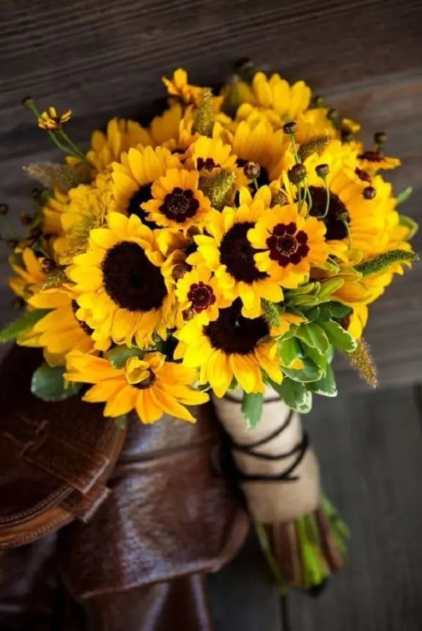 O buquê de flores com girassol traz alegria para decoração. Fonte: Casare
