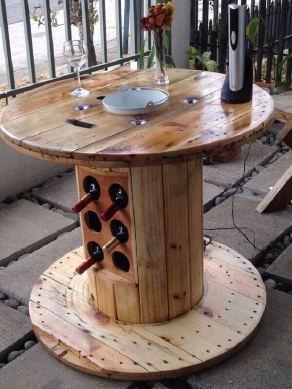 O design desse carretel de madeira permite armazenar garrafas de vinho