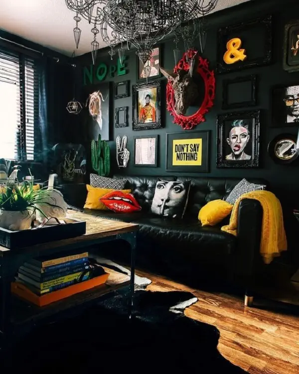 O sofá de couro preto destaca objetivos coloridos existentes na sala de estar